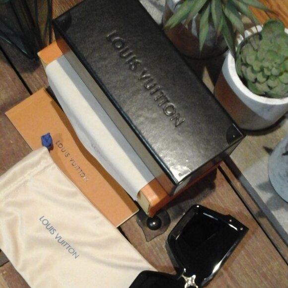 Louis Vuitton Cyclone Sunglasses - Picture 10 of 10